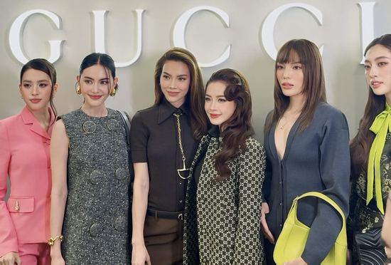 Chi Pu lọt thỏm trước Hồ Ngọc Hà và dàn hoa hậu khi chung khung hình