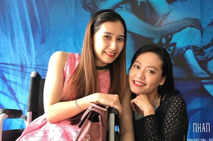 Lê Hiền Hạnh (trái) từng tham gia phim Đảo của dân ngụ cư do Hồng Ánh đạo diễn.