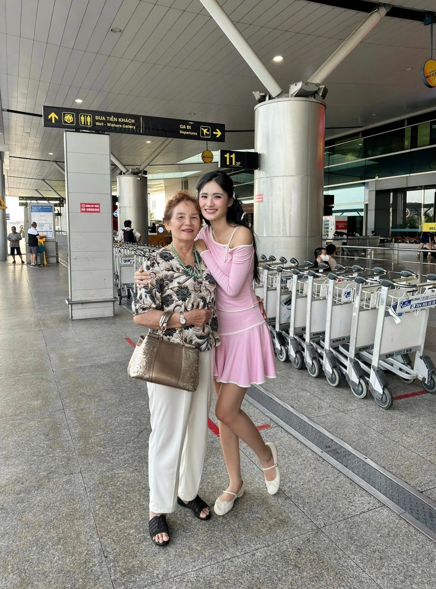 Hoa hậu Ý Nhi tiếp tục đi du học vắng bóng bạn trai ra tiễn