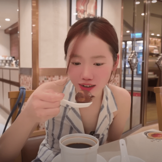Khách Việt ăn thử món trứng kỳ lạ ở Trung Quốc, ngỡ ngàng vì tưởng “lạc quẻ” nhưng ngon bất ngờ