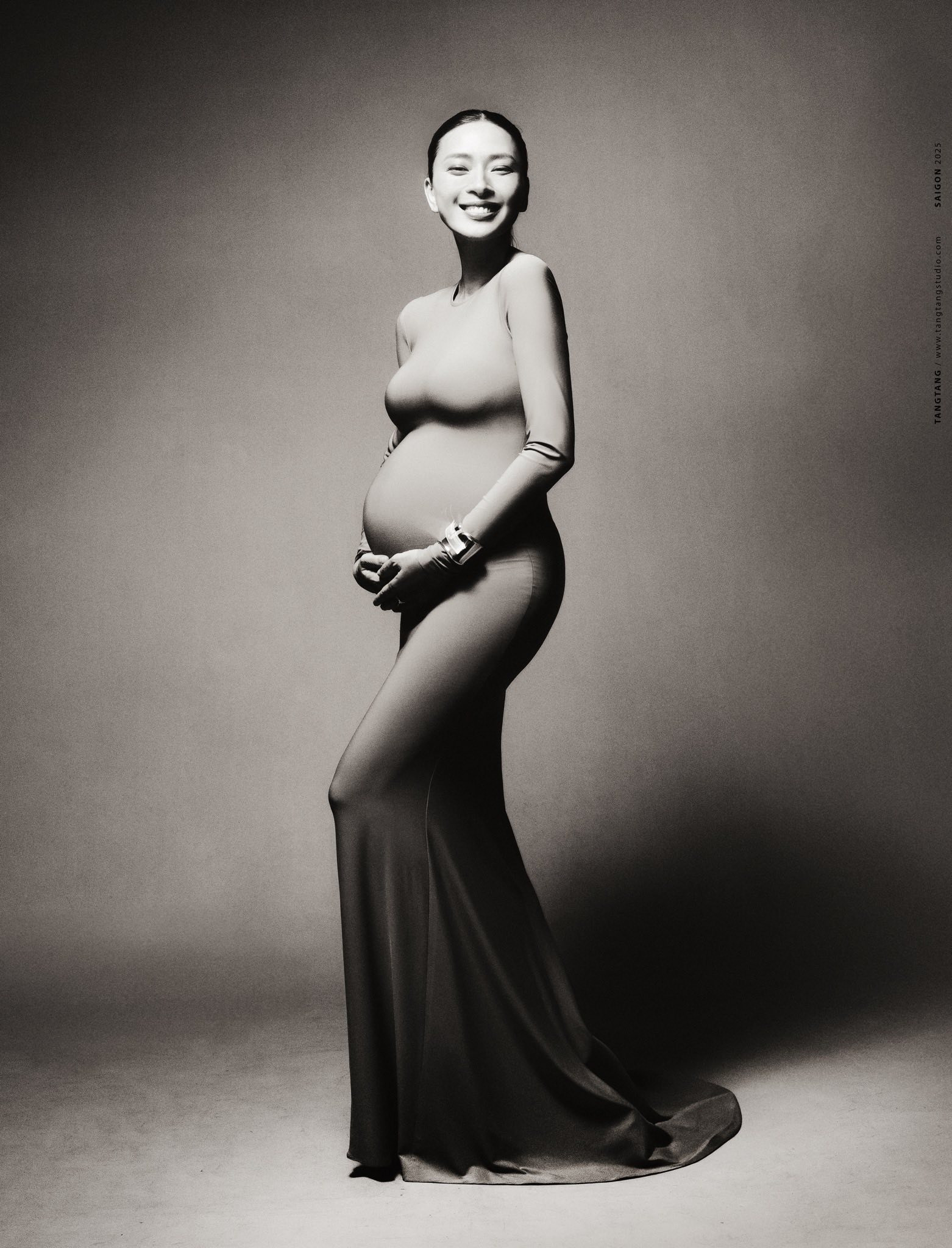 Ngô Thanh Vân khoe bụng bầu 9 tháng chuẩn bị cho ngày sinh nở