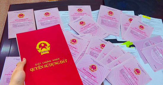 Nhặt được sổ đỏ 'xin bồi dưỡng 10 triệu' mới trả, có thể đối mặt vòng lao lý?