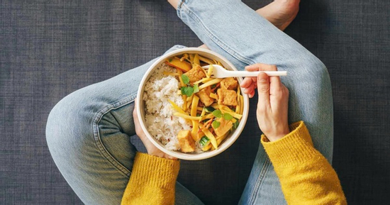 Ăn cơm trưa thế nào để không buồn ngủ và không tăng cân?