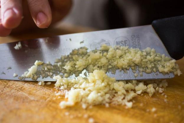 Câu chuyện củ tỏi trừ tà trong tháng 7 cô hồn và cách dùng tỏi chuẩn phong thủy- Ảnh 6.