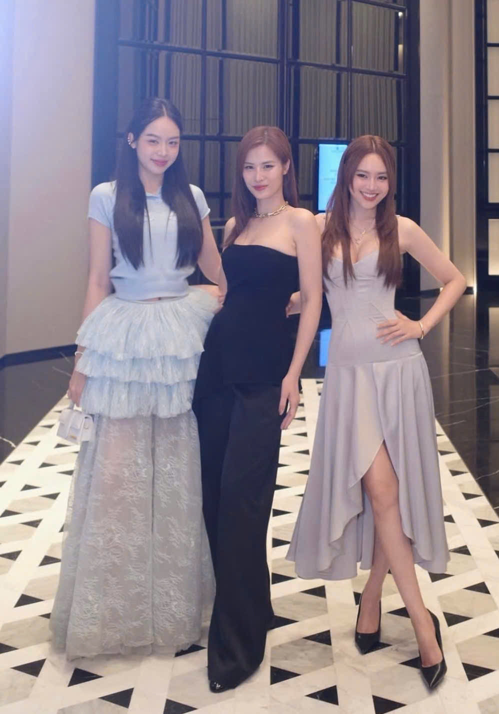 Hiếm lắm mới thấy Lan Ngọc chịu cảnh lép vế cả chiều cao lẫn vóc dáng vì chụp cùng 1 mỹ nhân