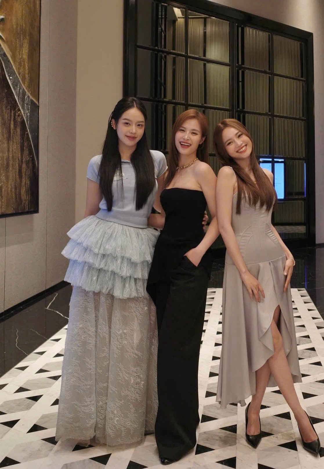 Hiếm lắm mới thấy Lan Ngọc lép vế cả chiều cao lẫn vóc dáng vì chụp cùng 1 mỹ nhân