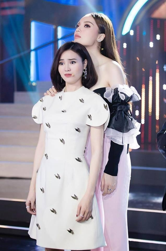 Hiếm lắm mới thấy Lan Ngọc lép vế cả chiều cao lẫn vóc dáng vì chụp cùng 1 mỹ nhân