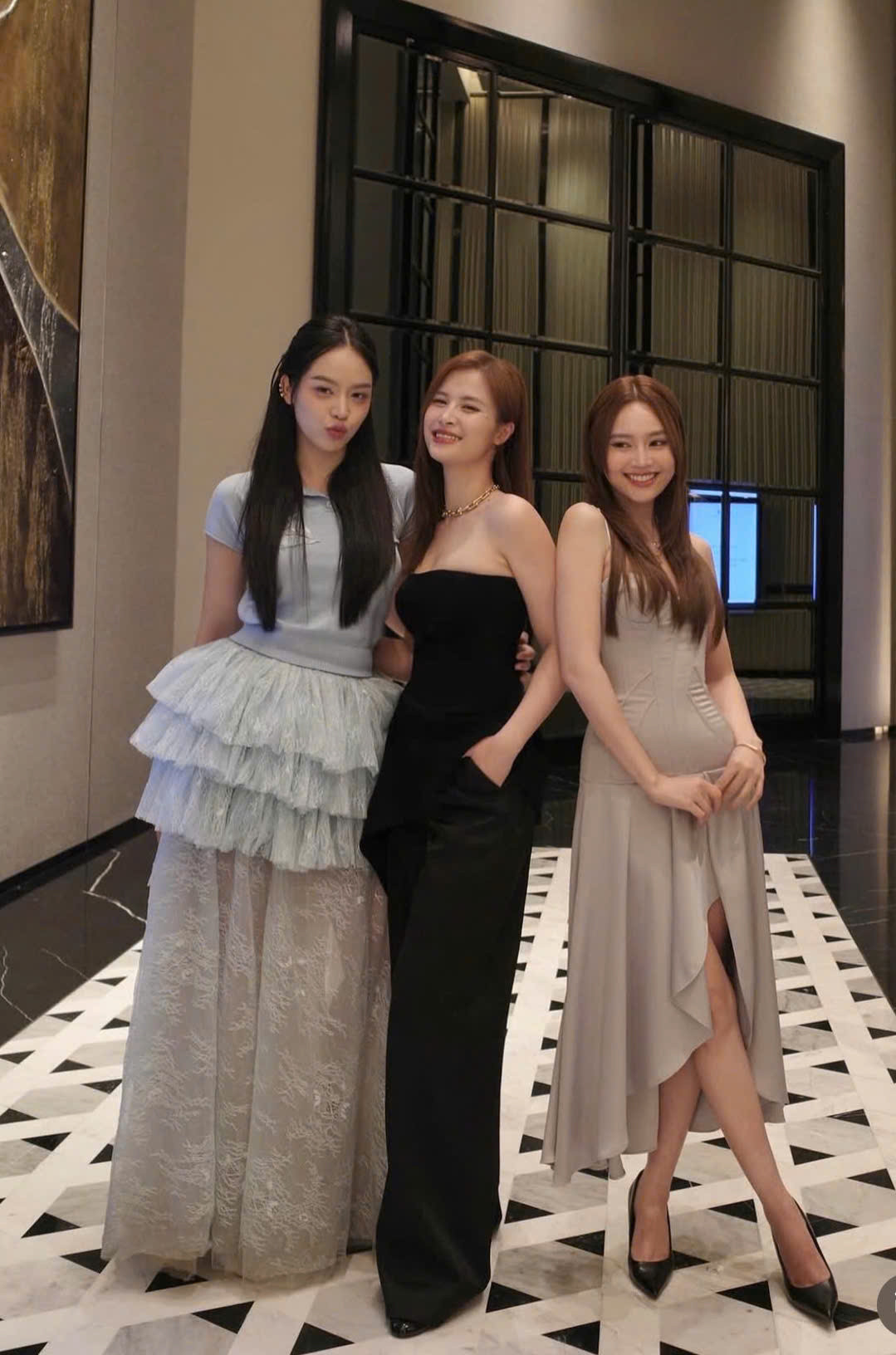 Hiếm lắm mới thấy Lan Ngọc chịu cảnh lép vế cả chiều cao lẫn vóc dáng vì chụp cùng 1 mỹ nhân