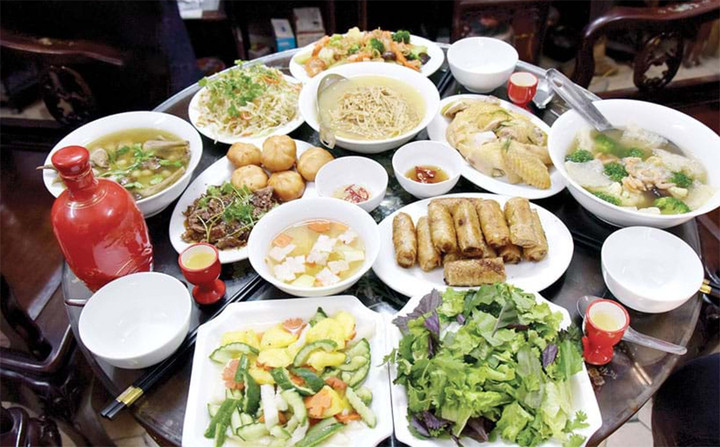 Mâm cỗ Bát Tràng. (Ảnh: Người Đô Thị)