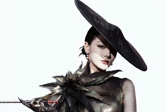 Địch Lệ Nhiệt Ba xuất hiện thu hút một tỷ lượt xem