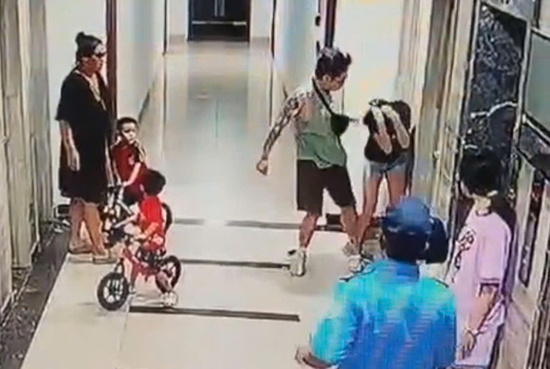 Khởi tố, bắt tạm giam người đàn ông xăm trổ hành hung phụ nữ tại chung cư ở Hà Nội