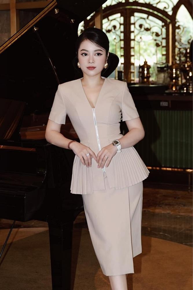 Ngỡ ngàng không thể nhận ra diện mạo con gái cả của Hằng Túi và chồng cũ hot boy