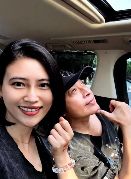 Từng trải qua 2 đời vợ, Mã Cảnh Đào công khai bạn gái kém 26 tuổi - Ảnh 1