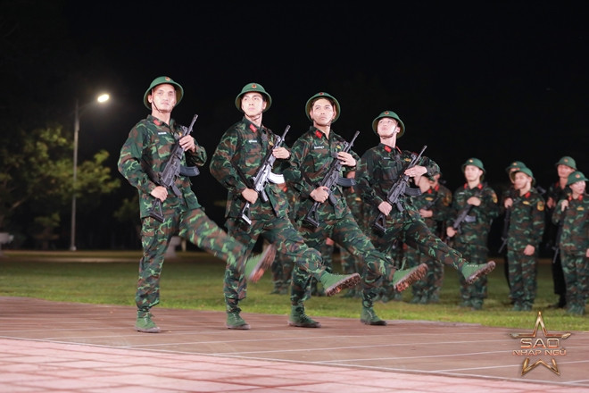 Chi Pu bung sức mạnh phá vỡ gạch khiến Độ Mixi cũng không tin vào mắt mình