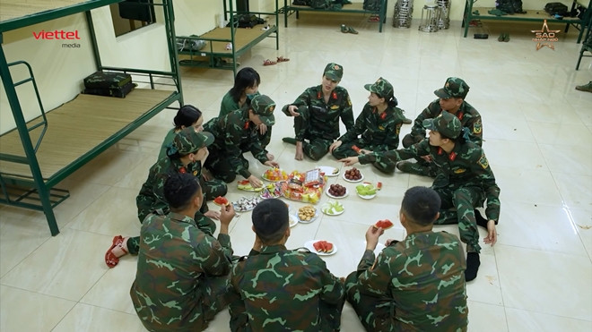 Chi Pu bung sức mạnh phá vỡ gạch khiến Độ Mixi cũng không tin vào mắt mình