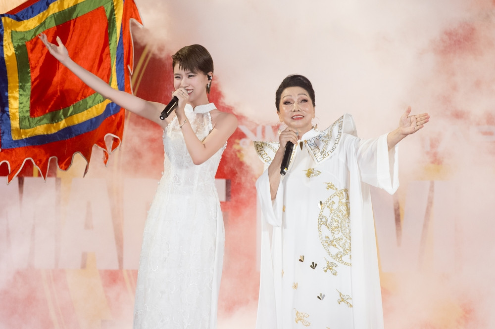 Dàn em xinh chị đẹp không kìm được nước mắt khi nghe Mỹ Tâm hát