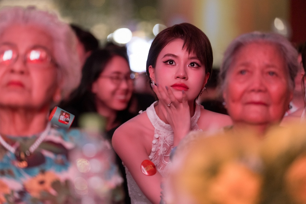 Dàn em xinh chị đẹp không kìm được nước mắt khi nghe Mỹ Tâm hát