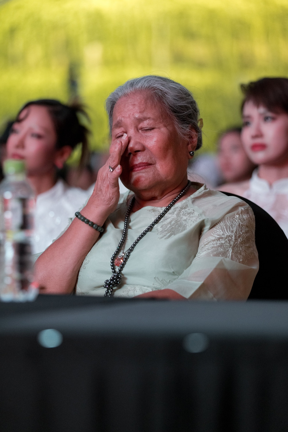 Dàn em xinh chị đẹp không kìm được nước mắt khi nghe Mỹ Tâm hát