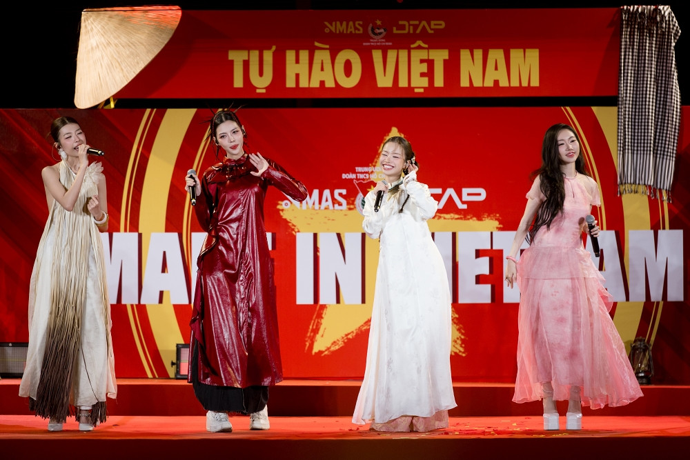 Dàn em xinh chị đẹp không kìm được nước mắt khi nghe Mỹ Tâm hát