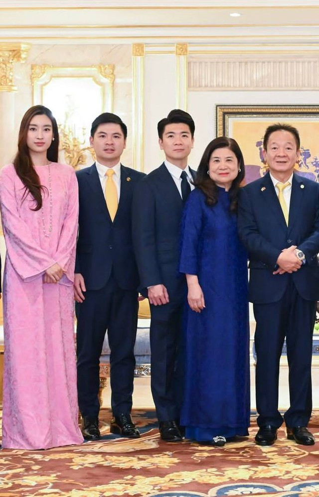 Đỗ Mỹ Linh lộ diện đầy quyền lực trong trong khung hình chung với nhà chồng