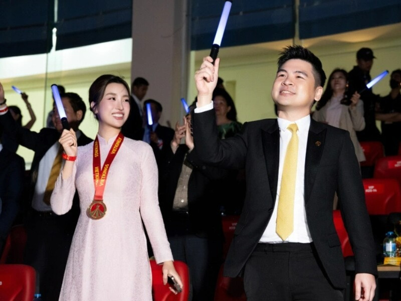 Đỗ Mỹ Linh lộ diện đầy quyền lực trong trong khung hình chung với nhà chồng