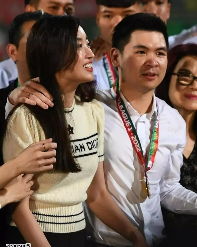 Đỗ Mỹ Linh lộ diện đầy quyền lực trong trong khung hình chung với nhà chồng