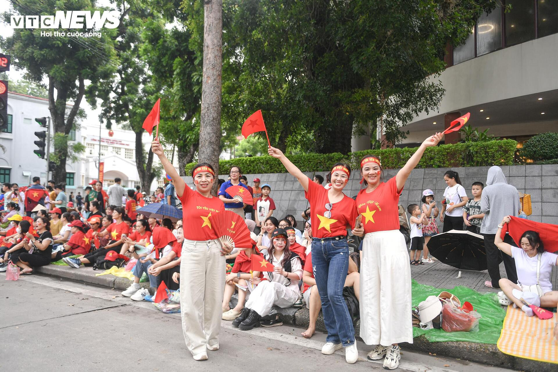 Dòng người đến từ tinh mơ, háo hức chờ xem tổng hợp luyện diễu binh ở Quảng trường Ba Đình - 6