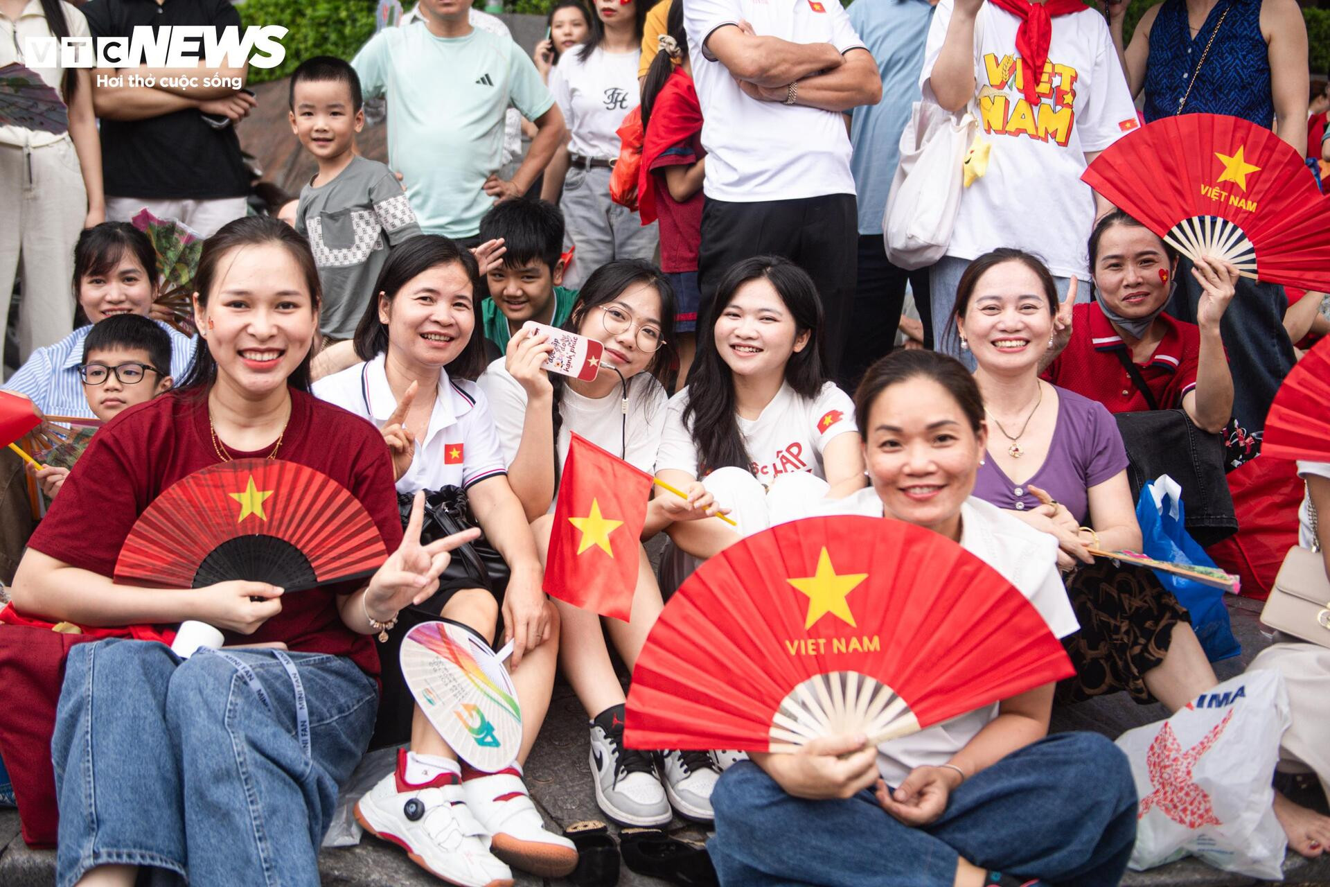 Dòng người đến từ tinh mơ, háo hức chờ xem tổng hợp luyện diễu binh ở Quảng trường Ba Đình - 8