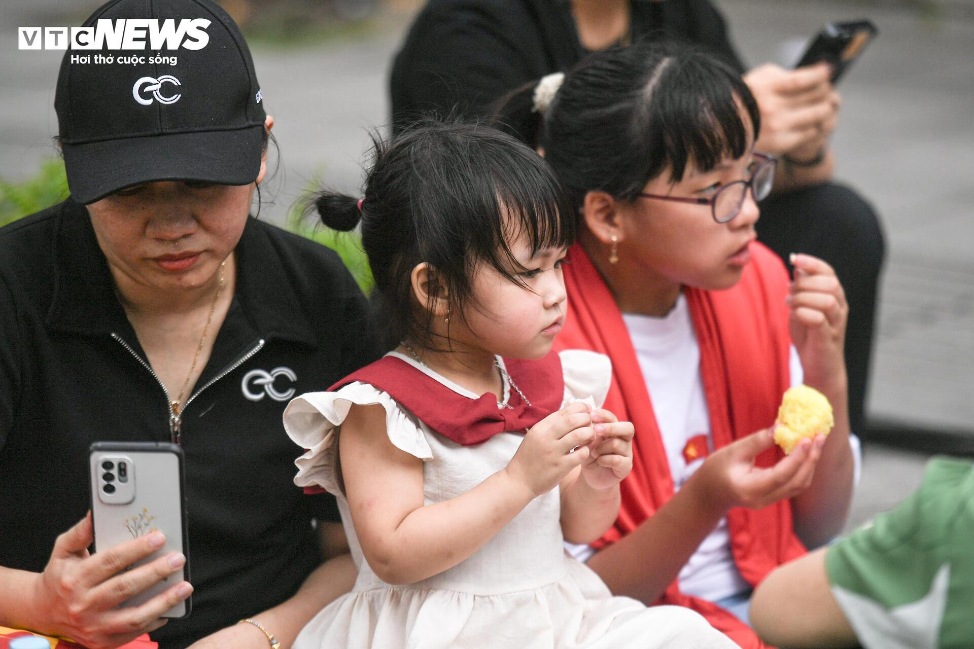 Dòng người đến từ tinh mơ, háo hức chờ xem tổng hợp luyện diễu binh ở Quảng trường Ba Đình - 10