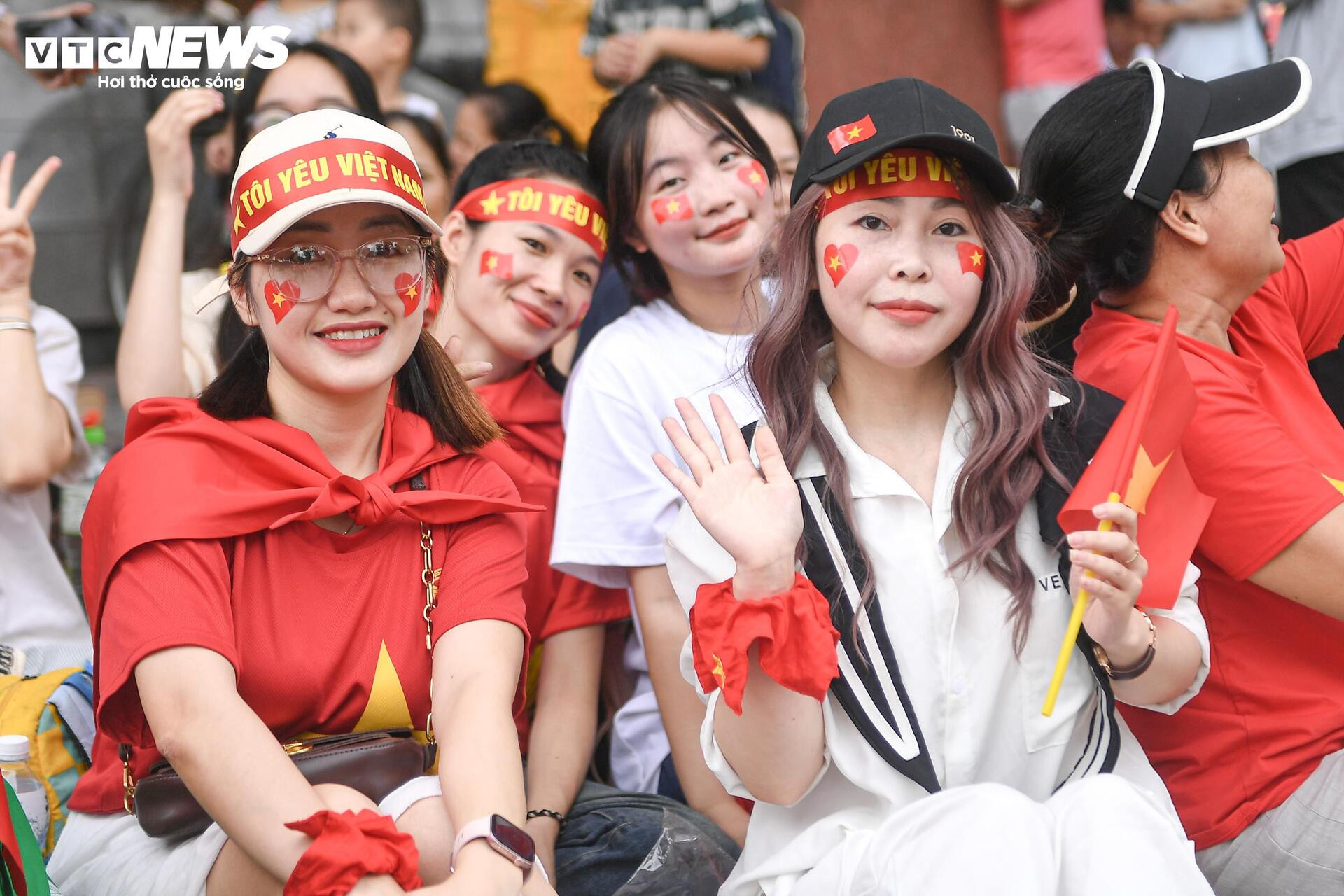 Dòng người đến từ tinh mơ, háo hức chờ xem tổng hợp luyện diễu binh ở Quảng trường Ba Đình - 4