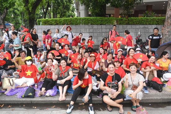 Dòng người đến từ tinh mơ, háo hức chờ xem tổng hợp luyện diễu binh ở Quảng trường Ba Đình