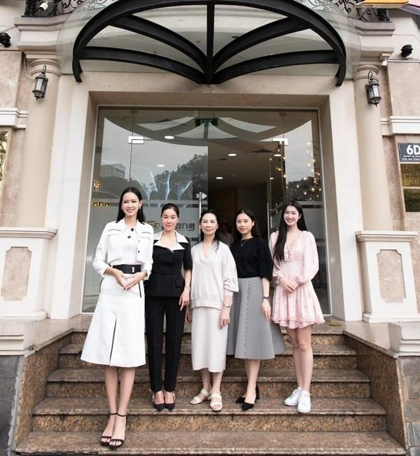 Hoa hậu 1m86 Bảo Ngọc được khen tinh tế với hành động tránh dìm hàng Tiểu Vy Thanh Thủy khi chụp chung