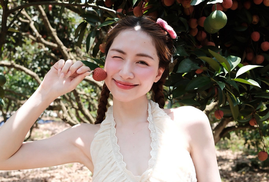 Hòa Minzy tự tin khoe mặt mộc với fan, ai cũng khen vì quá mịn màng