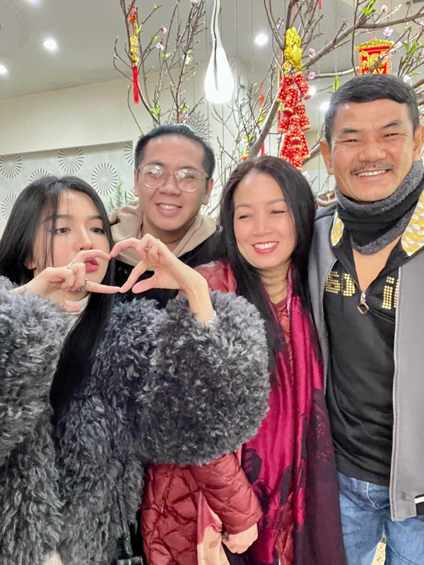 HOT Tóm dính Bích Phương đi du lịch cùng Tăng Duy Tân có cả mẹ đàng gái