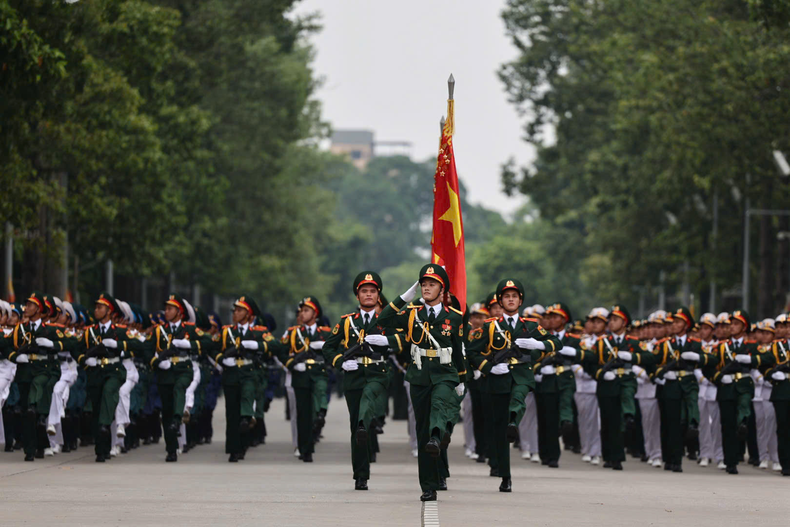 Lê Hoàng Hiệp và dàn quân nhân gây sốt MXH tại buổi tổng hợp luyện diễu binh ở trung tâm Hà Nội