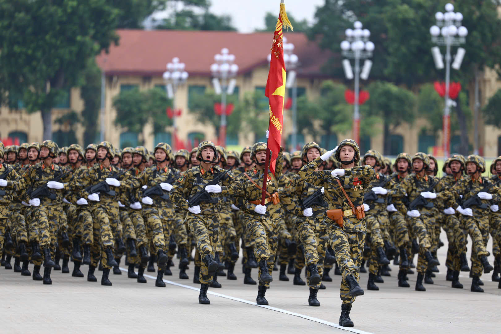 Lê Hoàng Hiệp và dàn quân nhân gây sốt MXH tại buổi tổng hợp luyện diễu binh ở trung tâm Hà Nội