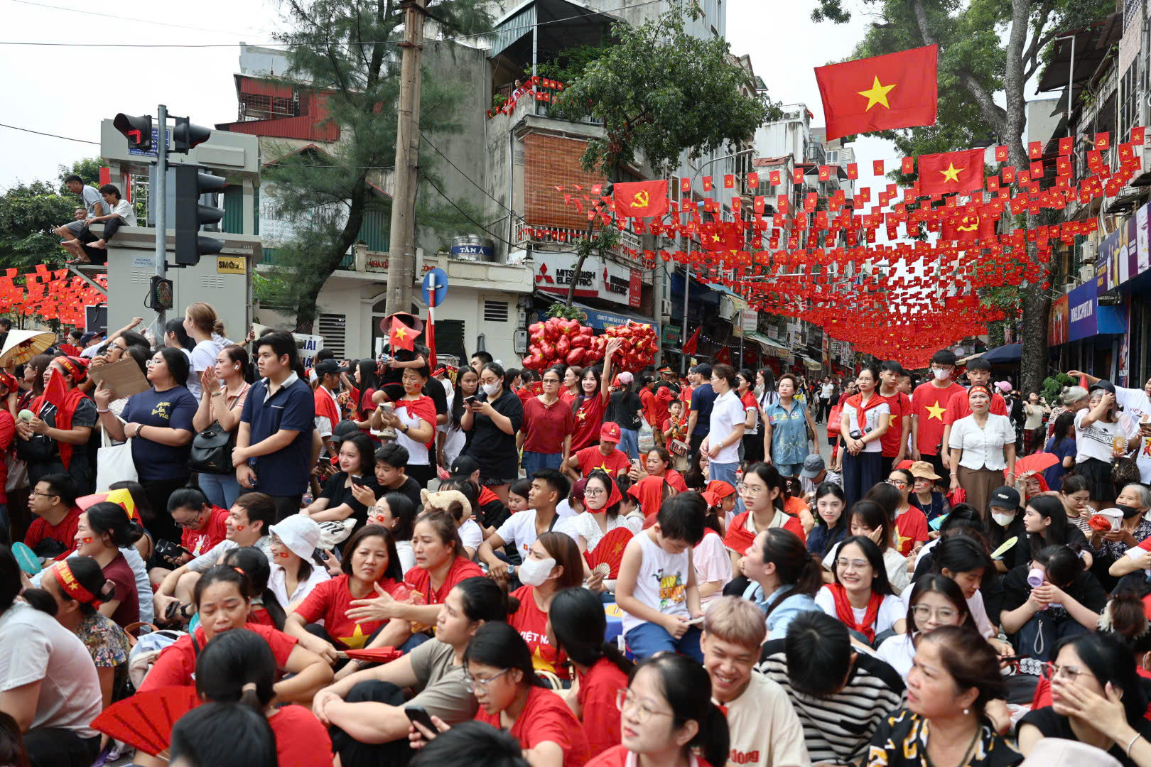Lê Hoàng Hiệp và dàn quân nhân gây sốt MXH tại buổi tổng hợp luyện diễu binh ở trung tâm Hà Nội