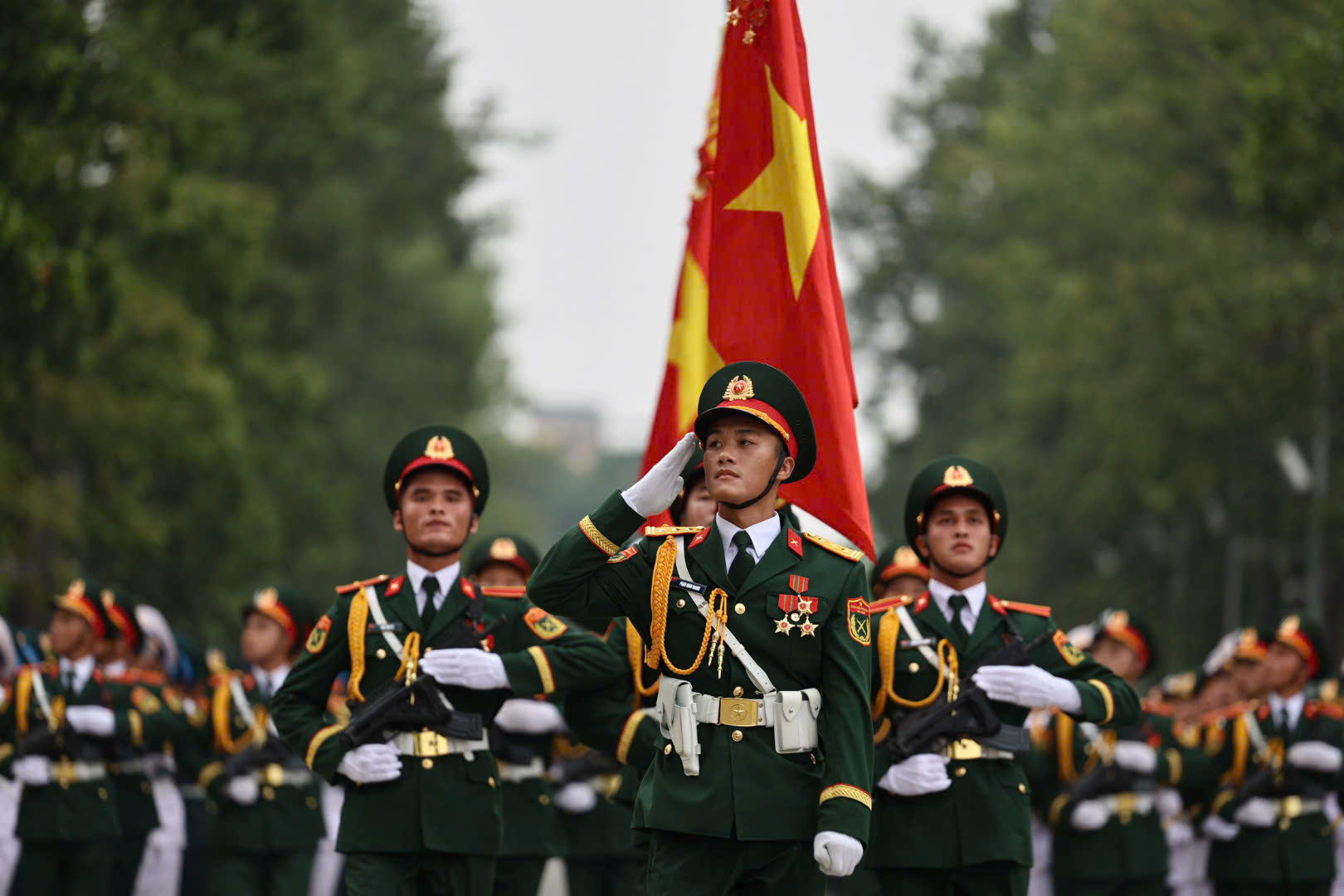 Lê Hoàng Hiệp và dàn quân nhân gây sốt MXH tại buổi tổng hợp luyện diễu binh ở trung tâm Hà Nội