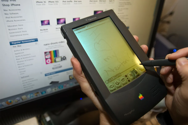 Chiếc máy tính bảng Apple Newton đầu tiên ra mắt năm 1993. (Nguồn: Alamy)