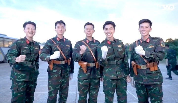 Lê Hoàng Hiệp hỗ trợ Bình An, Huỳnh Anh tập luyện.