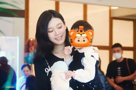 Siêu mẫu Victoria's Secret lộ khoảnh khắc như mẹ đơn thân giữa nghi vấn bị thiếu gia trùm sòng bạc 'cắm sừng'