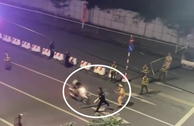 2 thanh niên lao xe như tên bắn vào đường cấm, tông thẳng vào một cảnh sát cơ động khiến cán bộ này bị thương nặng.