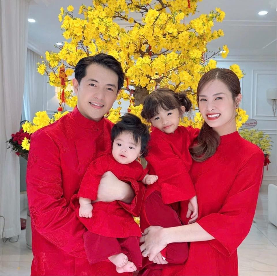 Đông Nhi Ông Cao Thắng khoe khoảnh khắc cực yêu của hai ái nữ