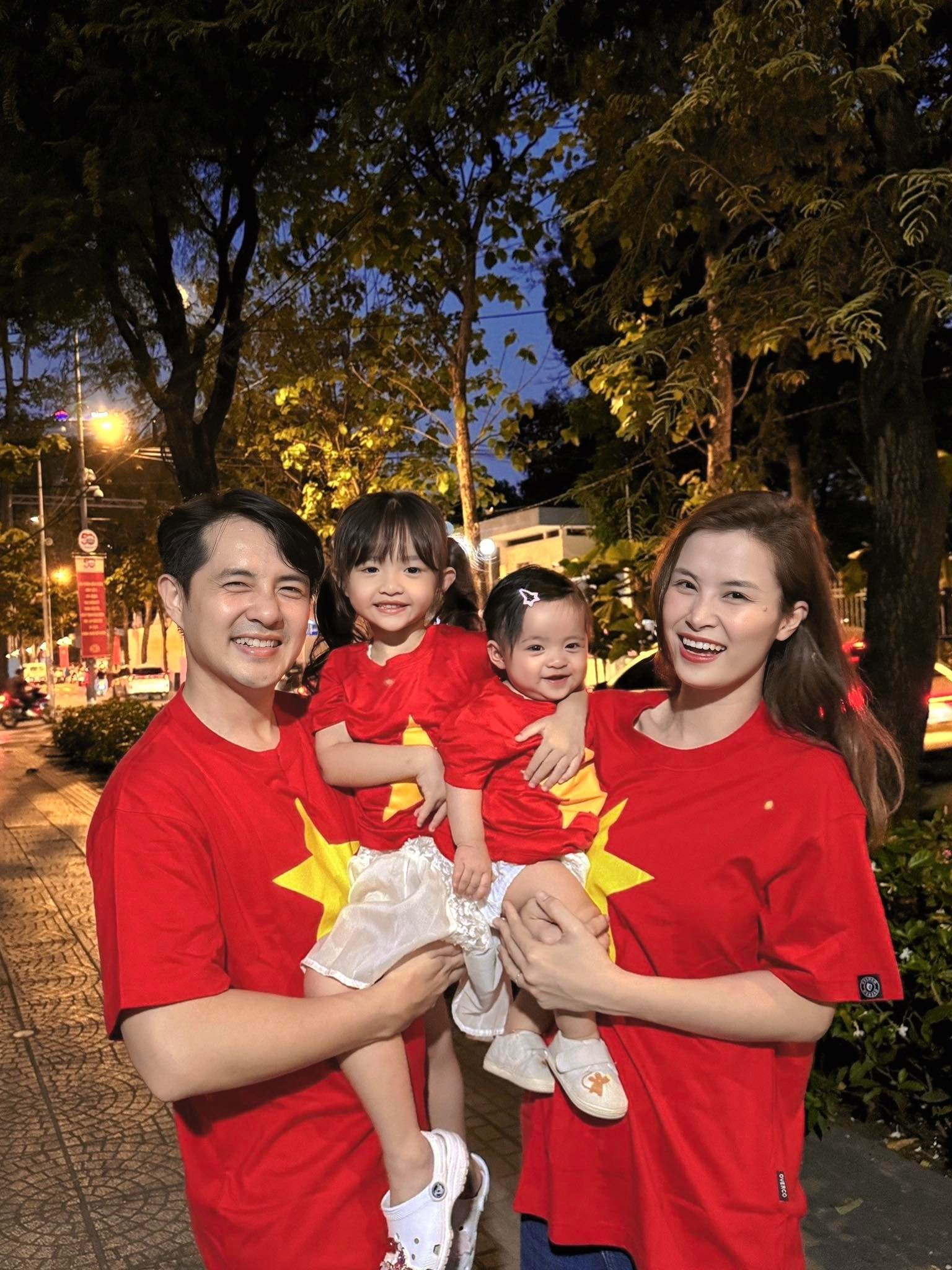 Đông Nhi Ông Cao Thắng khoe khoảnh khắc cực yêu của hai ái nữ