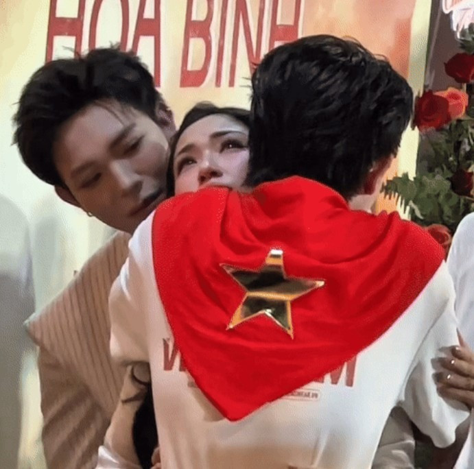 Hoà Minzy nén nước mắt gắng gượng tại họp báo ra mắt MV giữa nỗi đau ông nội qua đời