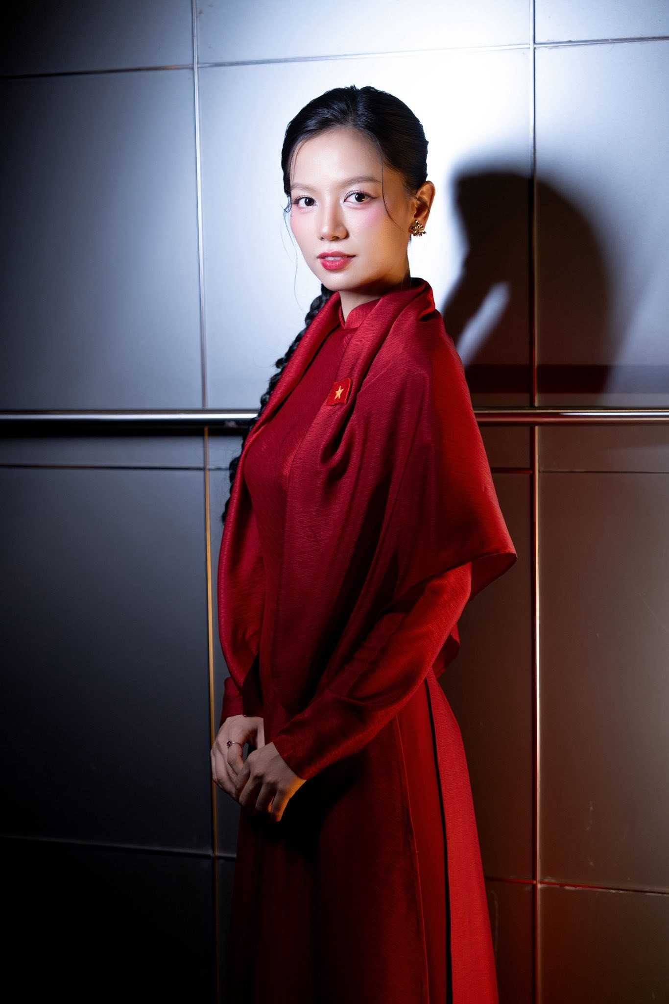 Nhan sắc đời thường của nữ chính phim Mưa Đỏ