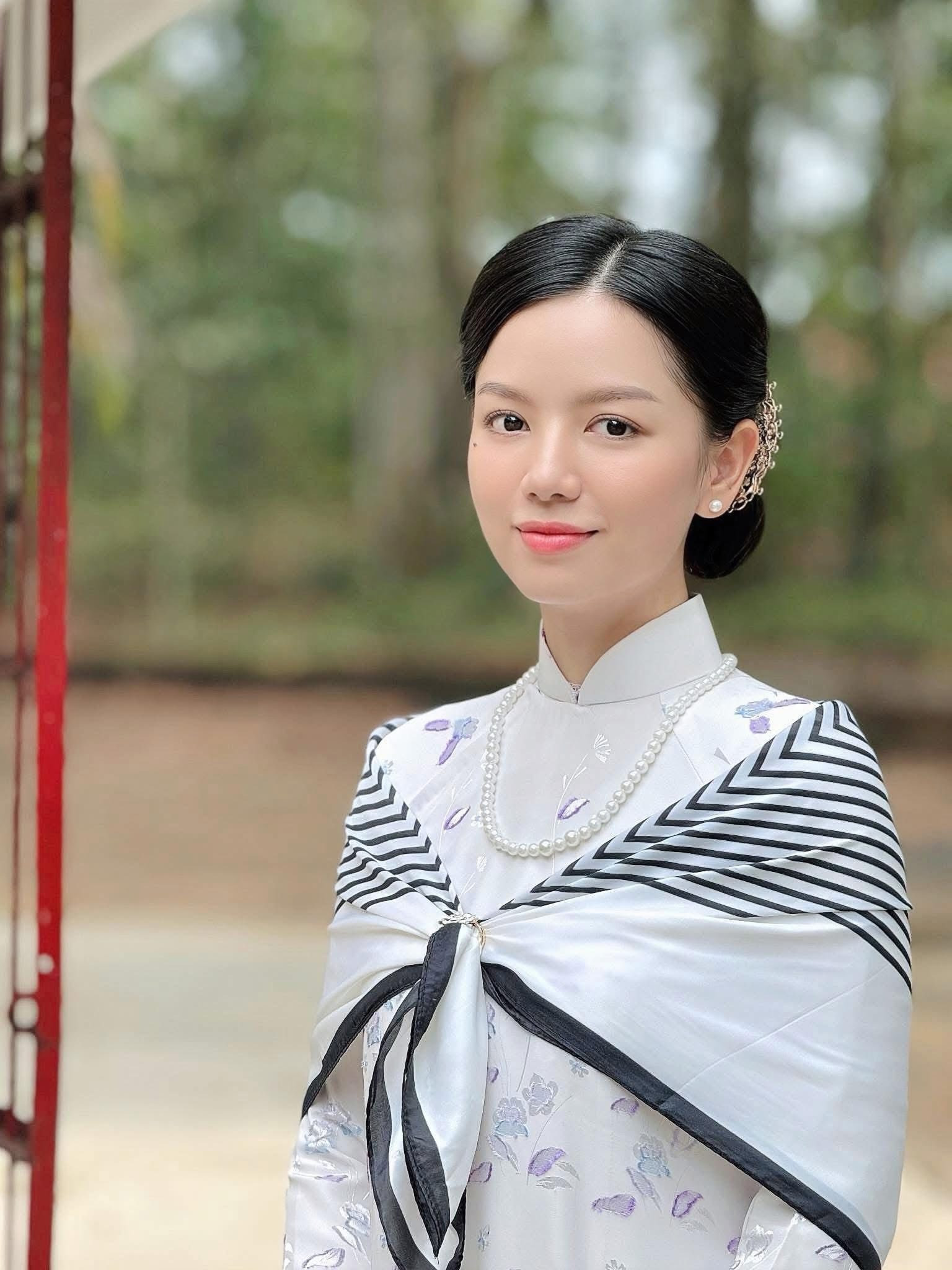 Nhan sắc đời thường của nữ chính phim Mưa Đỏ