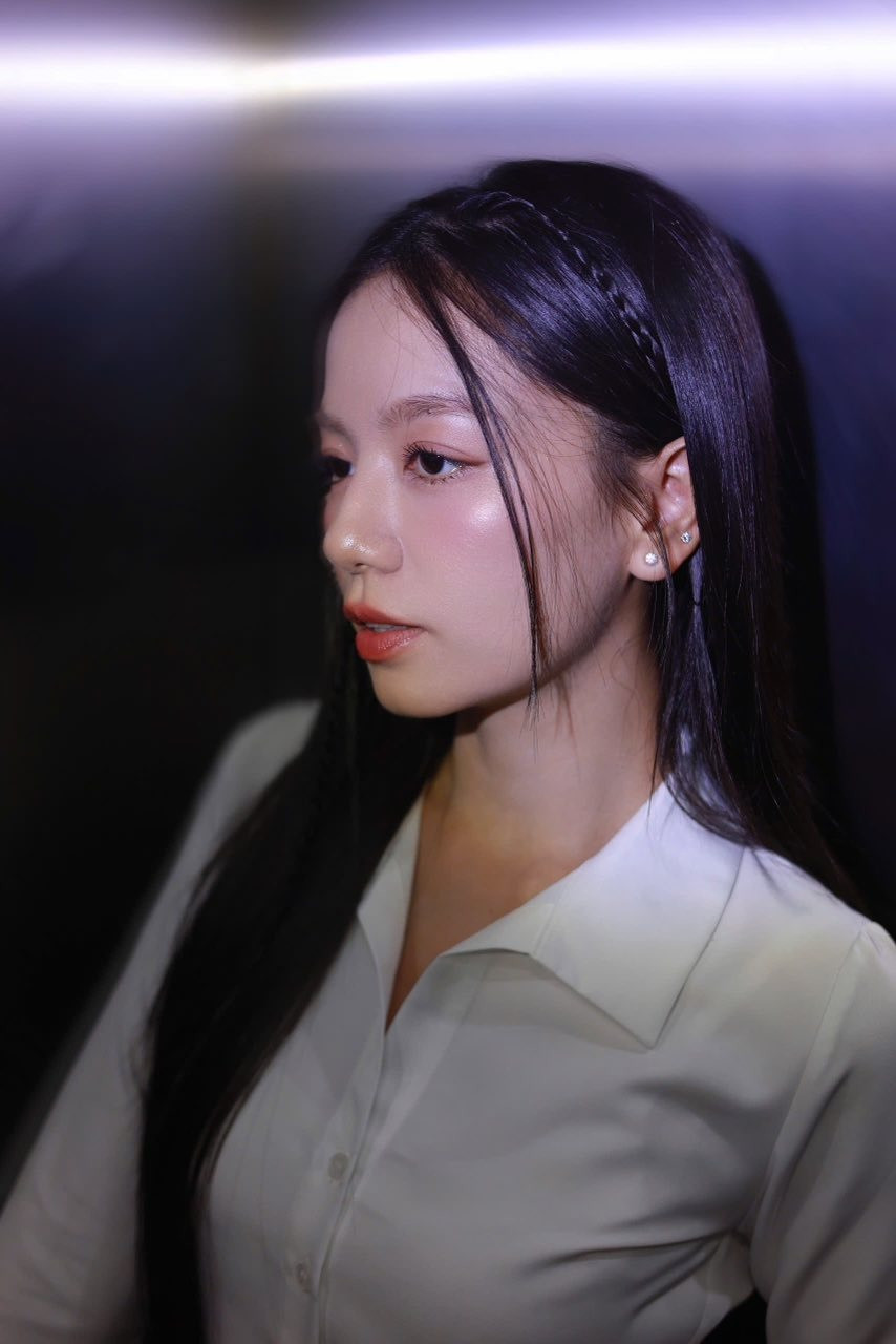 Nhan sắc đời thường của nữ chính phim Mưa Đỏ