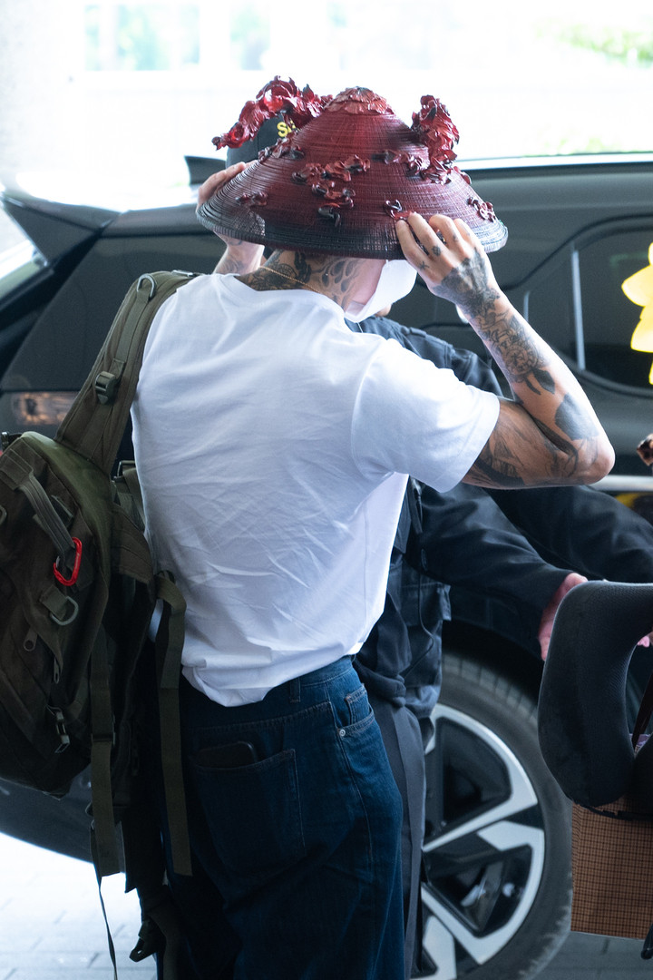 Tại đây, anh tiếp tục được tặng thêm một chiếc nón lá cầu kỳ hơn.