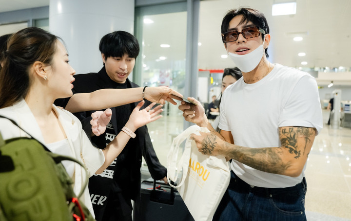 Hàng trăm khán giả có mặt từ sớm để chào đón DPR Ian - người từng khiến sân vận động Mỹ Đình bùng nổ trong cơn mưa lớn ở lần diễn trước.